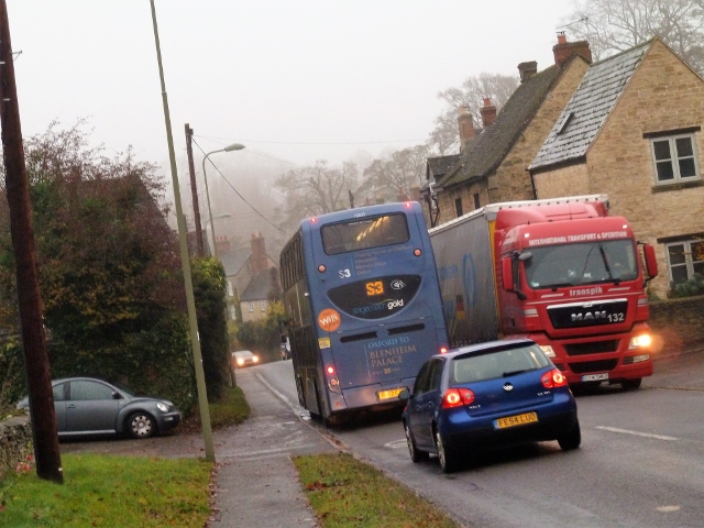 Traffic passing close to a narrow pavement on Manor Road in Old Woodstock